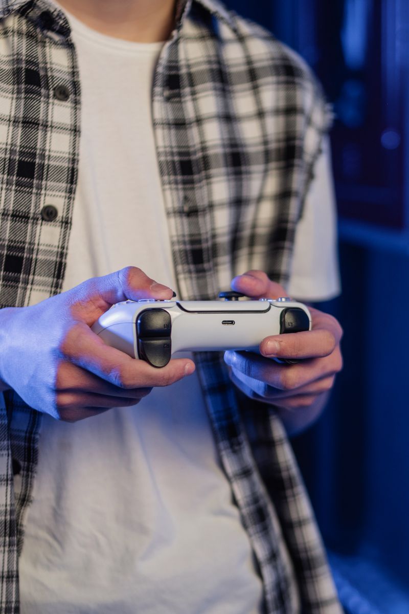 Mani che tengono un controller da gioco